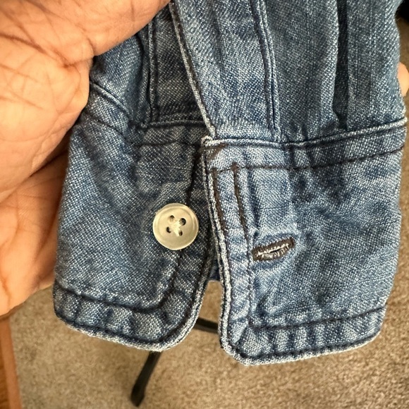 Old Navy The Classic Chambray Long Sleeve Button Up Shirt Size XS Basic Shirt - Picture 3 of 9